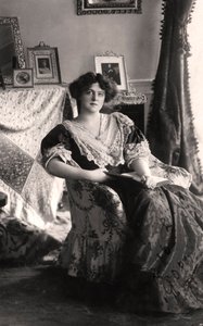 Marie Studholme, 1906 by Foulsham and Banfield