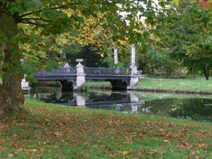 A view of the English Gardens bridge, Le Pont des Grandes Hommes by French School