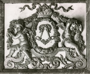 Putti flanking the initial L on the door of the Salon des Gardes de la Reine