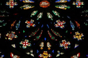 Window depicting a detail from the west rose window; the coats of arms include Montmorency-Laval, Bertrand Duguesclin and Oliver de Clisson by French School