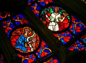 Window w141 depicting a musician angel with a harp and other angels
