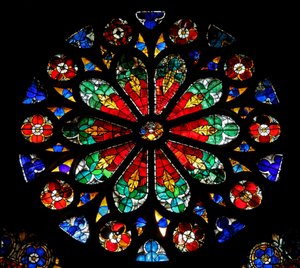 Window w17 depicting a rose with naturalistic design