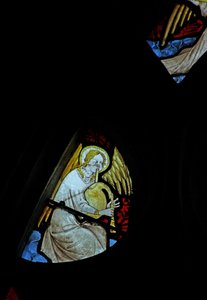Window depicting a musician angel with cornamuse