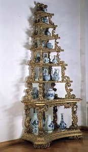 Collection of blue and white chinoiserie porcelain on a Pyramid stand, early 18th century