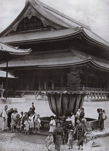 Higashi Hongwanji Temple, Kyoto by Herbert Ponting