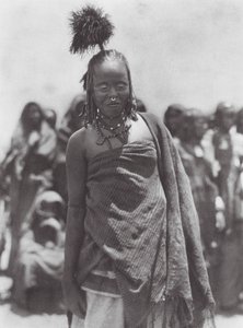 Africa: Ostrich-feather head-dress worn by the Aulad Hamids by Hugo Adolf Bernatzik