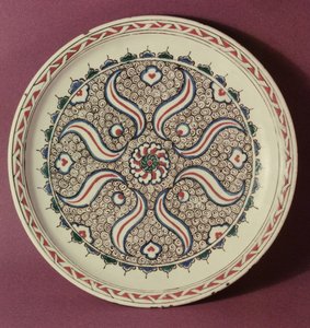 Plate decorated with a flame pattern, Iznik, from Turkey