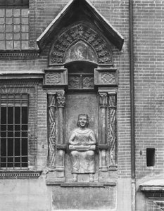 Monument to Virgil, Palazzo del Podesta, Piazza Dante, 1220