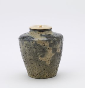 Shodai Ware Tea Caddy with Faceted Sides, Katatsuki Type