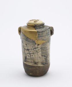 Tea caddy with two lugs, in Oribe style, Edo period