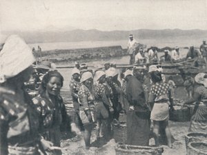 Tai-no-ura - Fishing Boats, Men and Women with Nets and Baskets