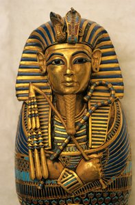 Coffinette for viscera, Tutankhamun, 2009 (photo) by Kenneth Garrett