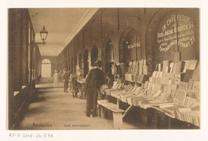 Bookstall of Aaron Eliazer van Kollem in the Oudemanhuispoort (Amsterdam Oudemanhuispoort) by Knackstedt and Näther