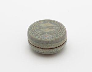 Box with Inlaid Design of Paired Cranes and Clouds
