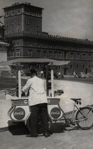 Peddler of Gelato in Piazza Venezia, Rome
