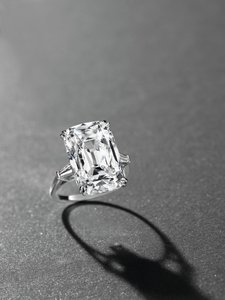 An elegant ring