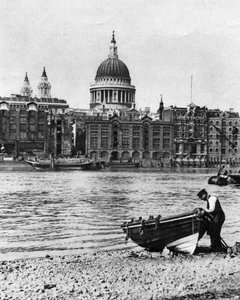 Thames waterman and his boat on the beach at Bankside, London, 1926-1927