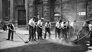 Workmen laying tar and asphalt in Cornhill, London, 1926-1927