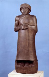 Mesopotamia: statue in diorite without inscription of Gudea, governor of the city of Lagash. About 2150 BC. Neo-Sumerian period. Paris, Louvre Museum