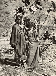 Building an Empire in the Fascist age: two Mària girls, 1936