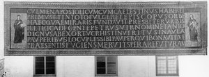 Seven hexameters flanked by two figures, one representing the Church of the Jews (ex-circumcisione) and the other the Church of the Gentiles (ex-gentibus)