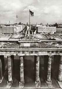 Protected by secure frontiers, the construction of the GDR capital is going on