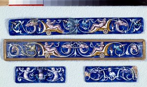 Grotesque rinsing plates