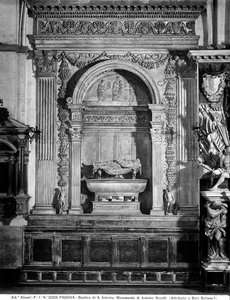 Monument to Antonio Roselli by Pietro Lombardo