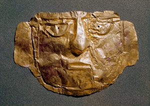 Precolombian civilization (Peru): gold mask dating from the period preceding the Spanish conquest. 15th century