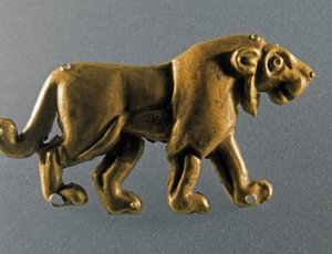 Lion statuette in gold leaves from the tomb a tumulus (kurgan) of Maikop (Caucasus). 3000-2500 BC Eneolithic, Copper Age. Hermitage Museum, Saint Petersburg, Russia