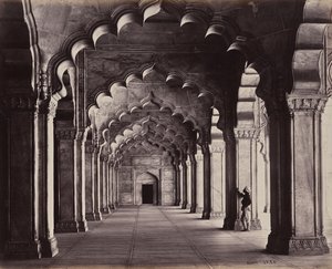 Agra. The Motee Hasjid in Pearl Mosque. View of the Entire Aisle