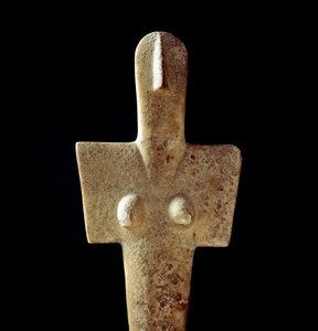 Nuragic culture: limestone statuette of mother goddess, cycladic type idol, from Senorbi dating from the prenuragic period. Cagliari, Museo Nazionale Archeologico, Sardinia, Italy