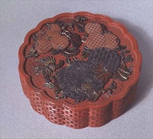 Box with ochre, green and brown decoration