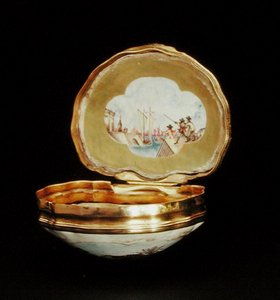 Snuff Box in the Form of a Shell, Qianlong Period (1736-95) c.1760