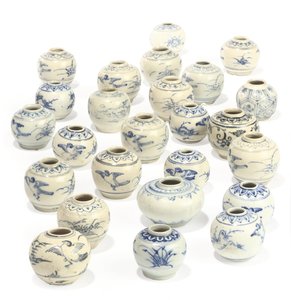 Twenty-Five Hoi An Hoard Blue and White Jarlets, Late 15th-Early 16th Century