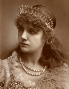 Marion Hood, British soprano opera and musical theatre singer
