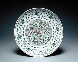Dish decorated with stylised flowers, Isnik, late 16th century