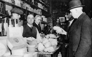 A customer inspects a haggis, London by Unbekannt