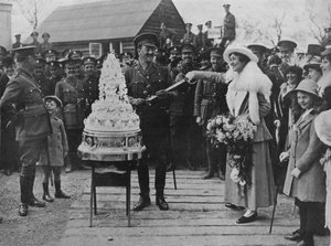 A khaki wedding: Cutting the wedding cake with the bridegroom
