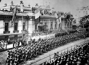Allied soldiers and sailors in Vladivostok, Russia by Unbekannt