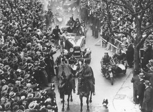 Amy Johnson being driven through crowded streets, Melbourne by Unbekannt