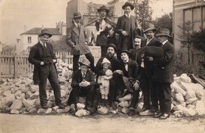Artists in Front of La Ruche, Montparnasse, 1914 by Unbekannt