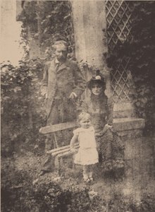 Berthe Morisot, her husband Eugène Manet and their daughter, Julie by Unbekannt