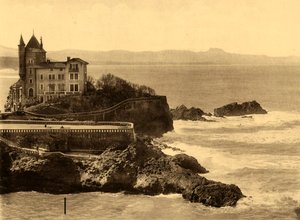 Biarritz - La Villa Belza et la Chaine des Pyrenees by Unbekannt