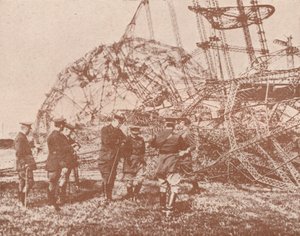 British staff officers examining the wreckage of a Zeppelin brought down in England by Unbekannt