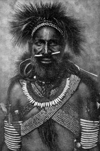 Captain of a company of cannibal fighting men, New Guinea, 1922 by Unbekannt