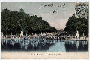 Chateau de Versailles: visitors in front of the Apollo tank basin in the park - Postcard dated 1905