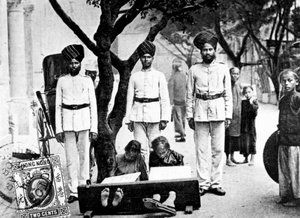Children in the stocks, Hong Kong, 1908 by Unbekannt