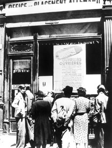 Citizens of Paris outside a German labour recruitment office, 1940-1944