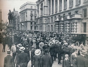 Crowd Waiting Outside the War Office on the Morning Before War Was Declared, 1914 by Unbekannt